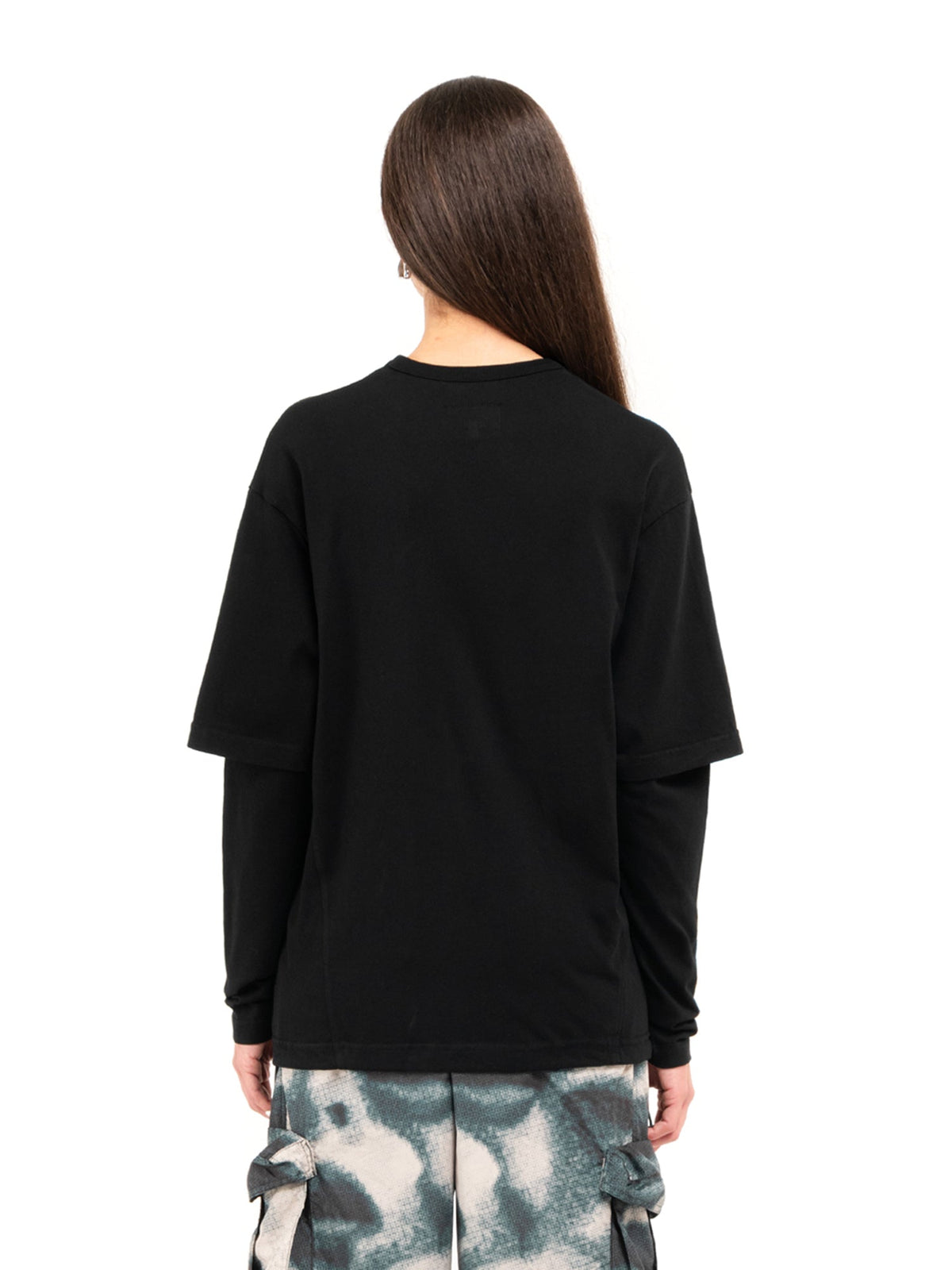 Zwarte longsleeve Minimal, op model, achteraanzicht