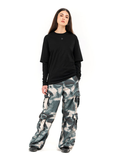 Zwarte longsleeve Minimal, op model, ten voeten uit