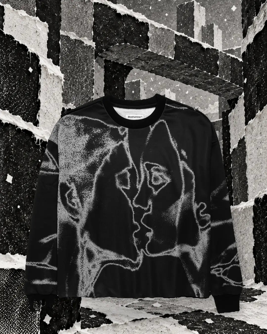 Bluza neagră Unkiss cu decolteu rotund printre blocuri de hârtie ruptă albă și neagră, sub zăpadă.