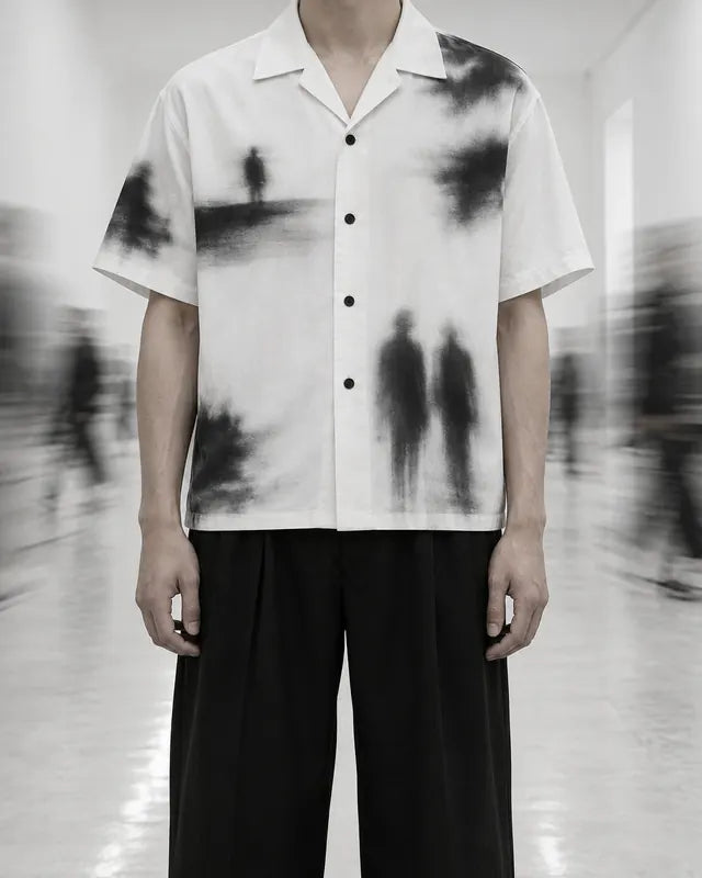 Une personne inventée, cadrée sous le cou, dans un couloir blanc avec une chemise presque toute blanche, et des silhouettes floues qui passent.