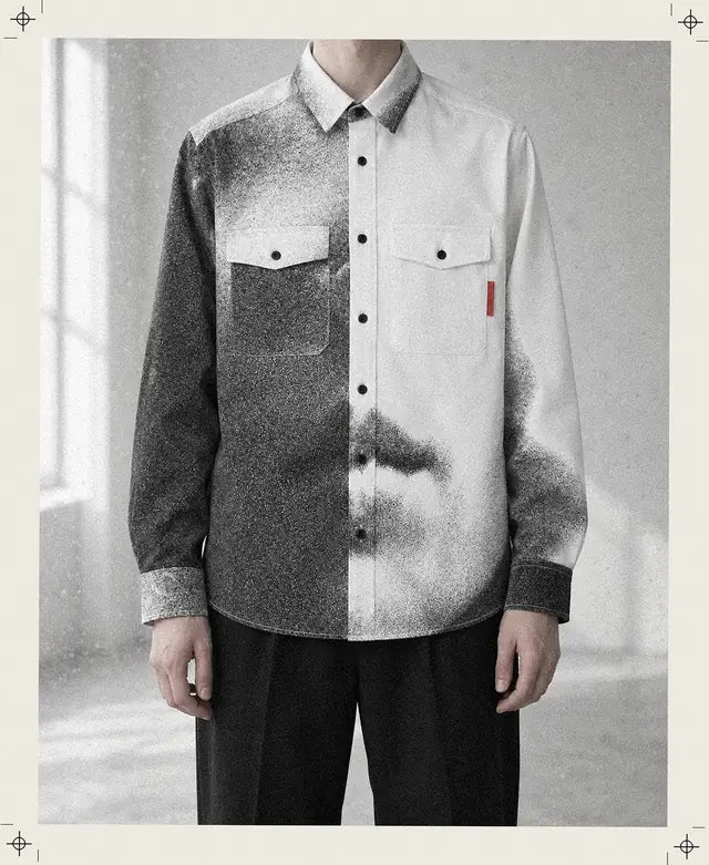 Une personne inventée, coupée à la base du cou, porte la chemise Mouth avec le visage granuleux imprimé sur un côté.