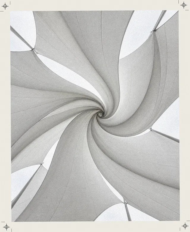 De grandes voiles de toile blanche vues d'en bas, tordues en une seule spirale contre un ciel blanc, comme la torsion imprimée sur le tee-shirt Crux.