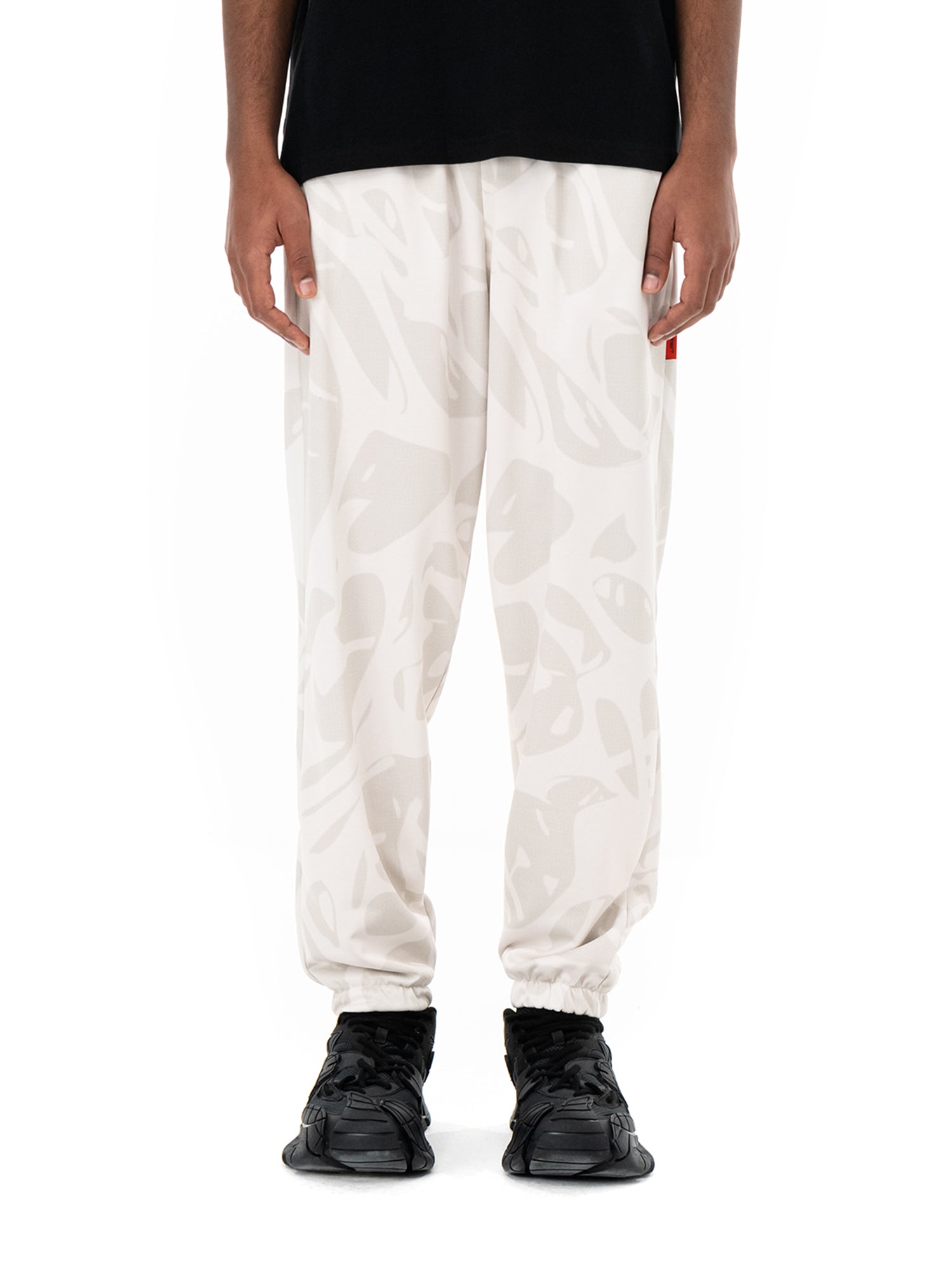 Ivoorkleurige joggingbroek Strand Ivory, op model, vooraanzicht