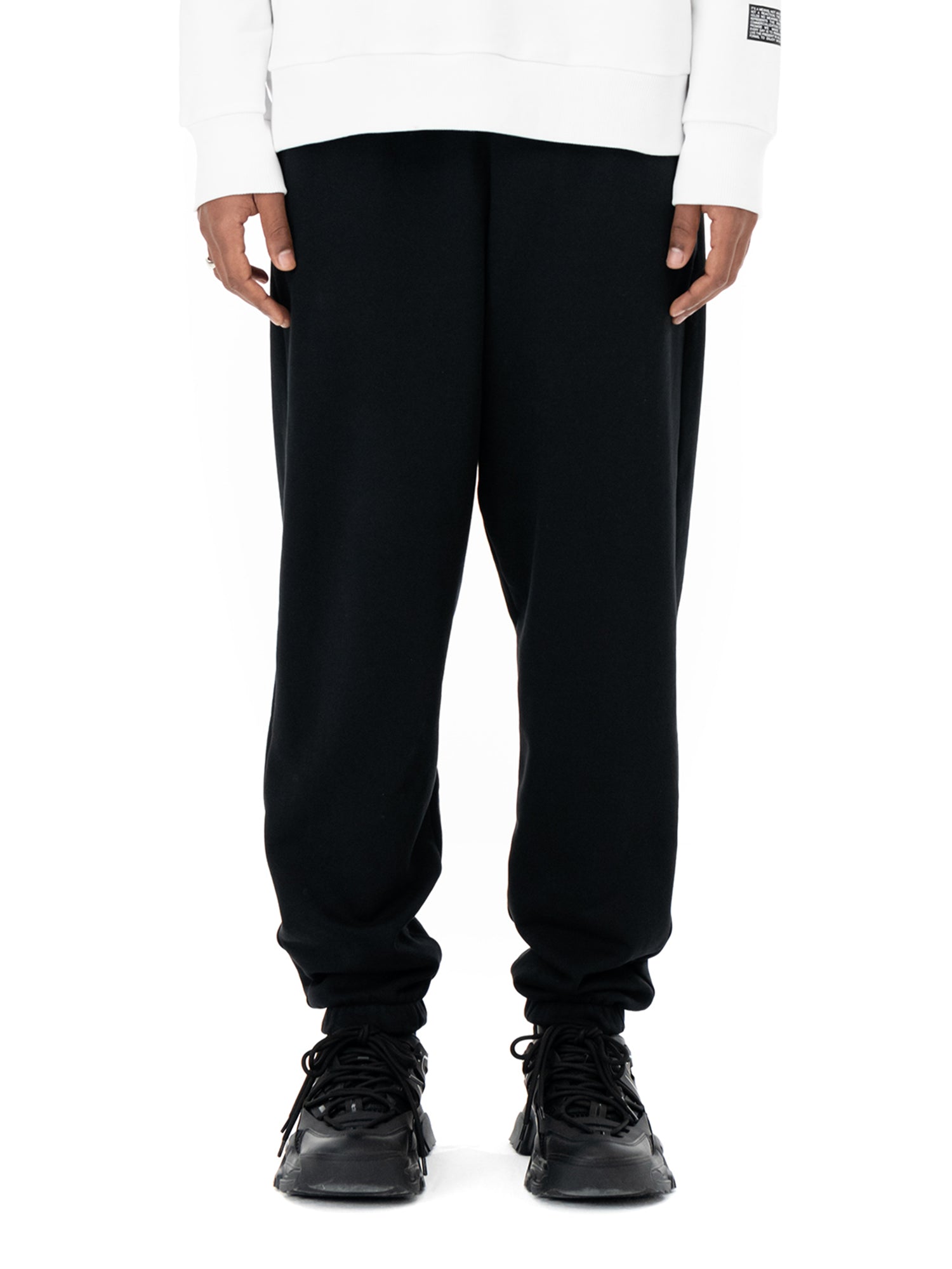 Czarne spodnie dresowe Classic Black, na modelu, widok z przodu
