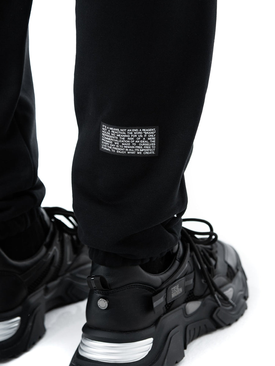 Černé tepláky Classic Black, detail štítku