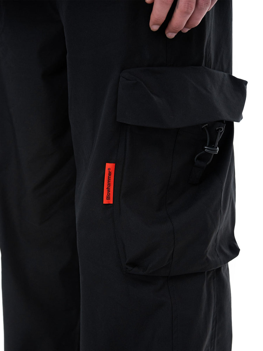 Pantaloni cargo negri, detaliu buzunar cargo