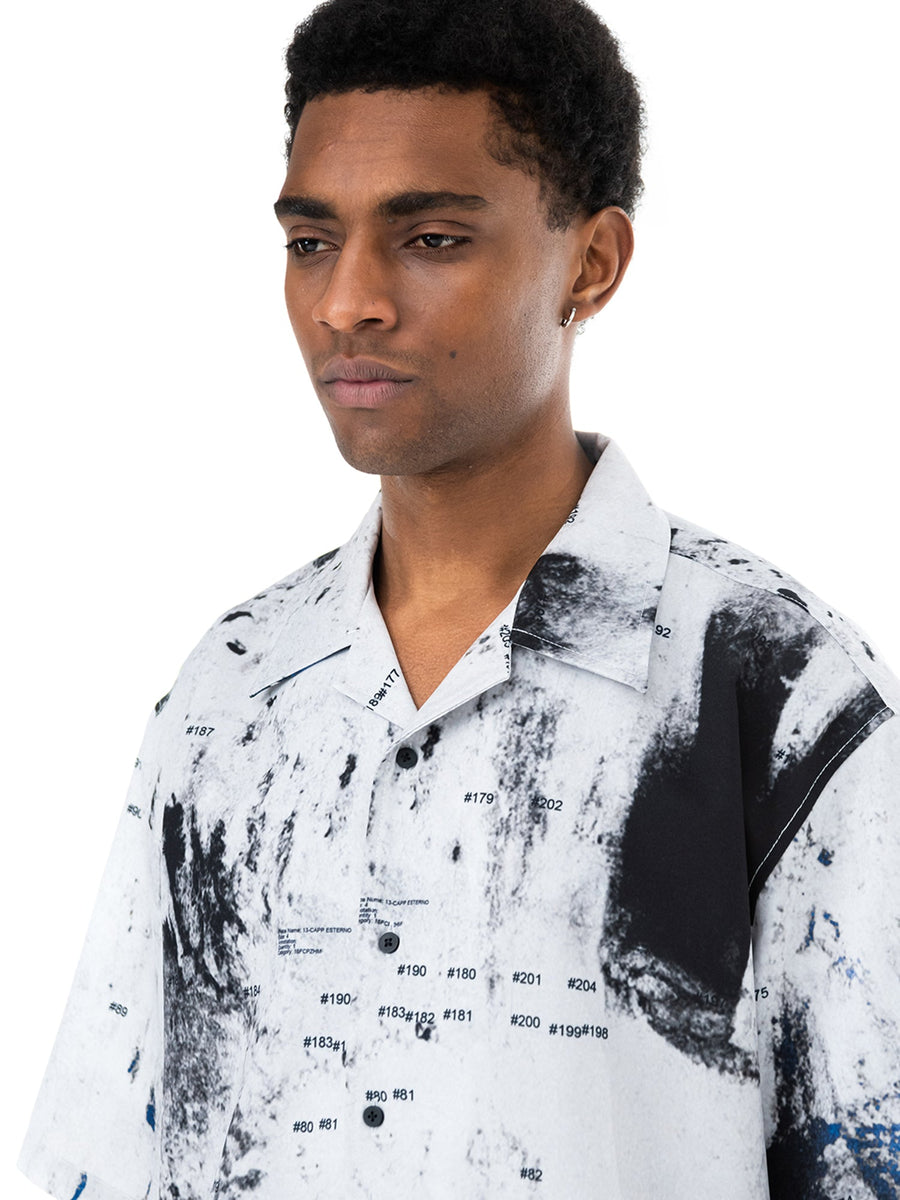 Camisa de manga curta branca Rugged, no modelo, grande plano
