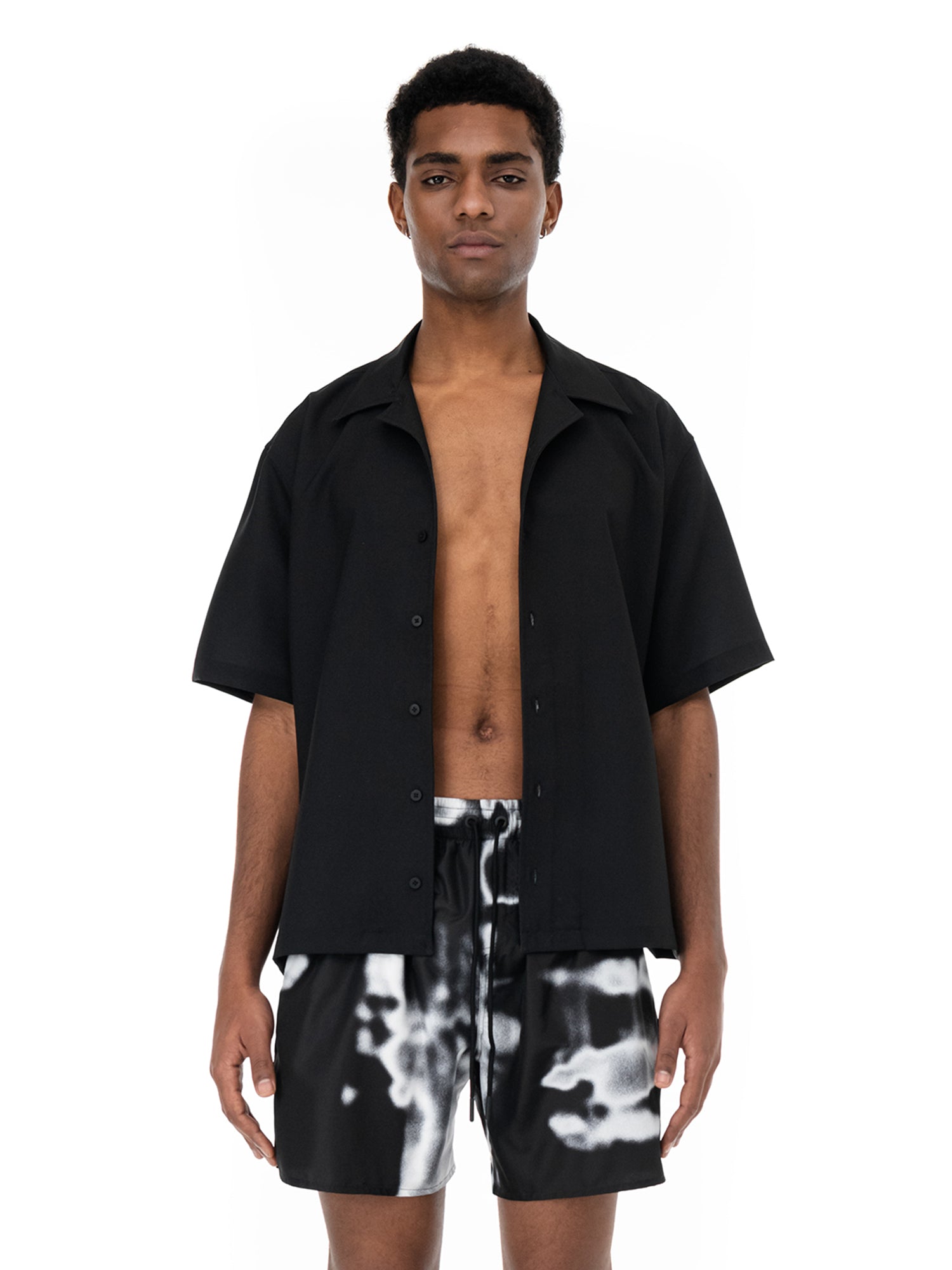 Sorte og hvide badeshorts Rift Carbon, båret, set forfra