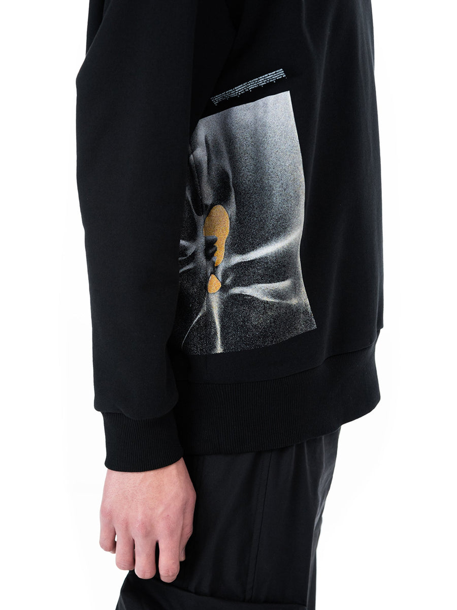 Zwarte sweater Core, detail van de print