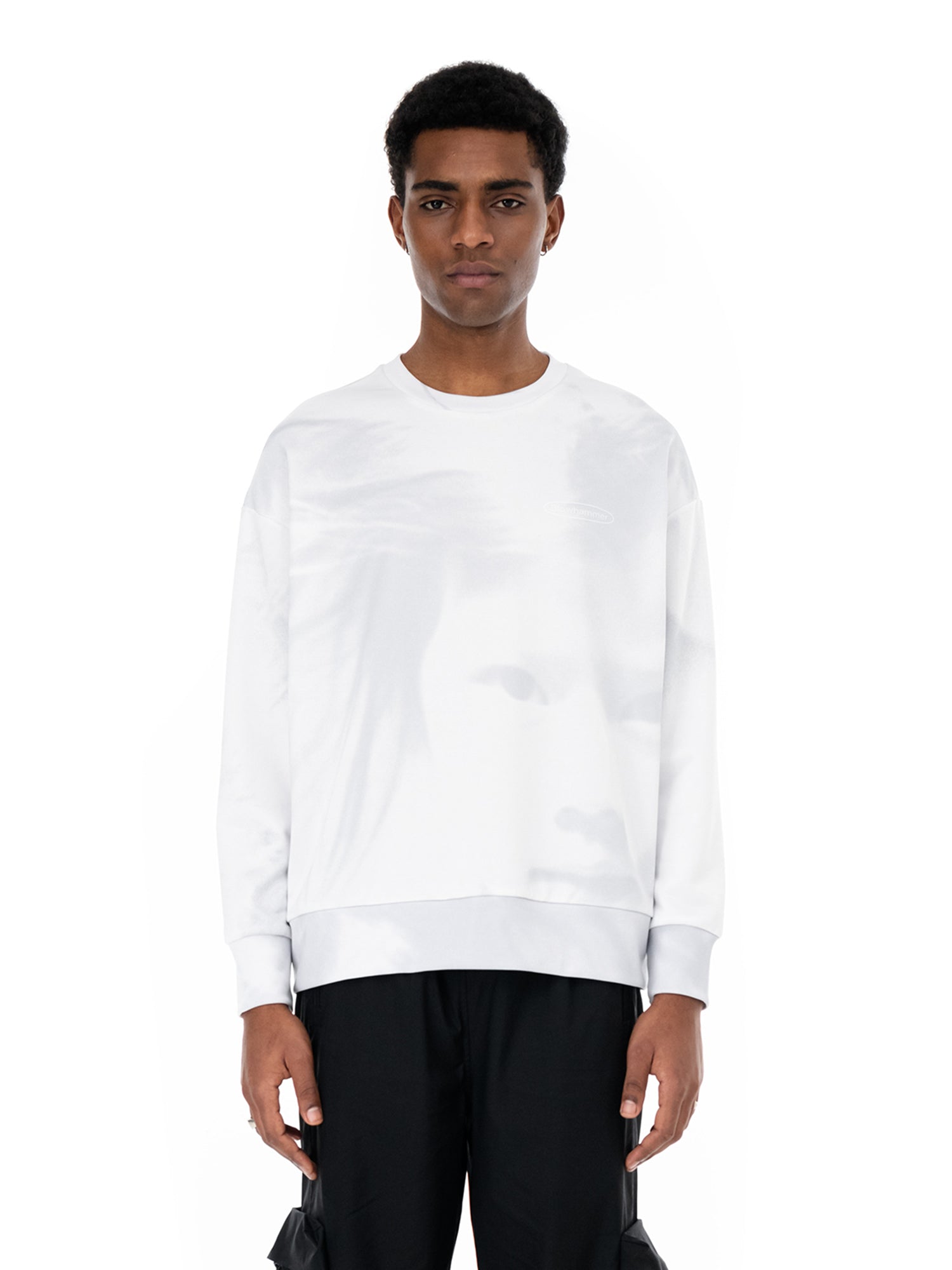 Vit sweatshirt Stream, på modell, framifrån