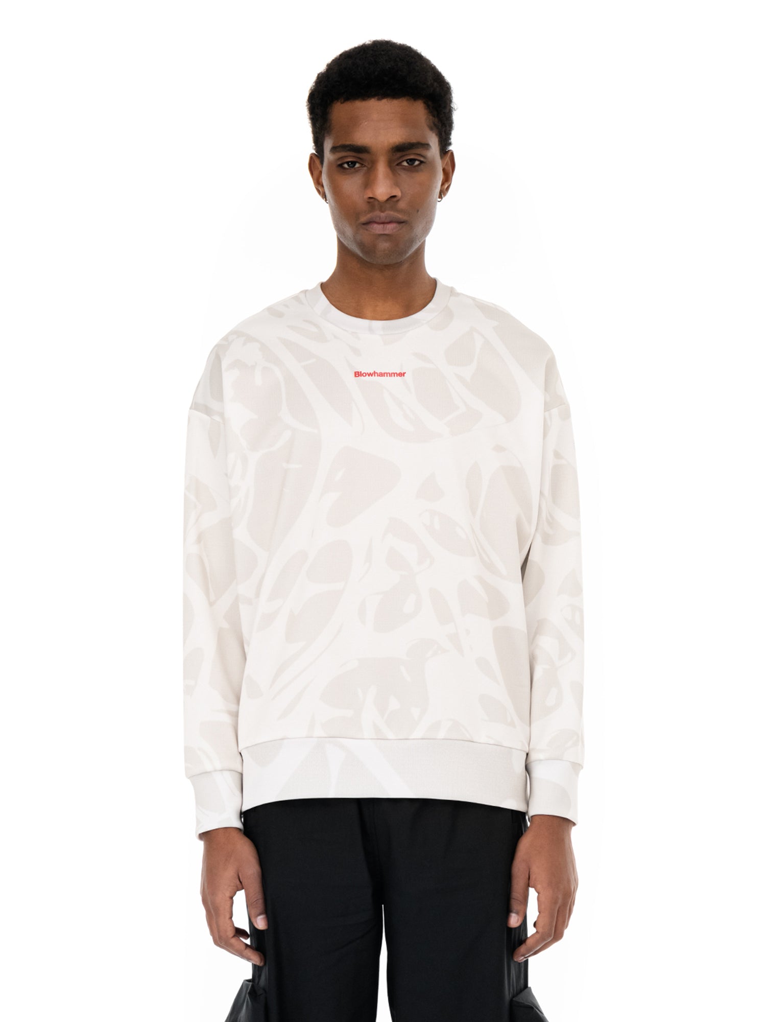 Elfenbensvit sweatshirt Strand Ivory, på modell, framifrån