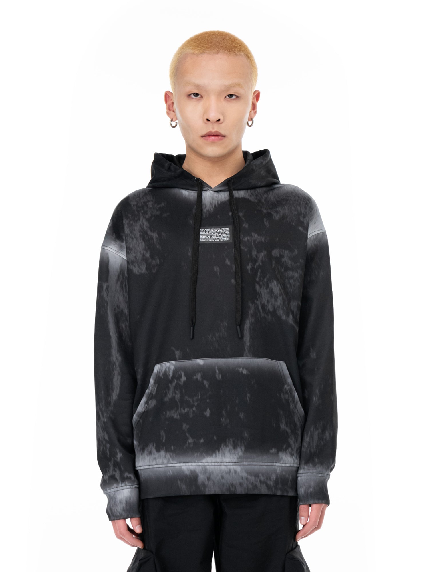 Schwarzer Hoodie Black Noise, getragen, Vorderansicht