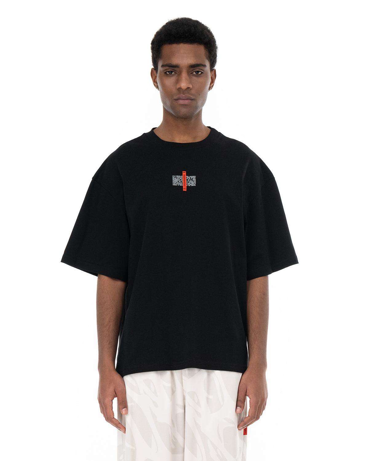 Flag fekete póló, modellen, elölnézet, color_black