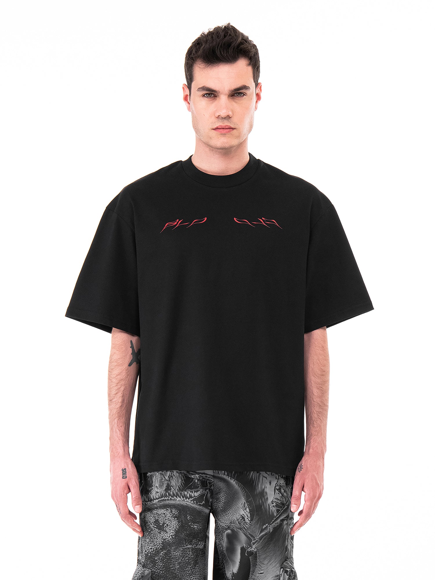 T-shirt preta Insectide, no modelo, vista de frente