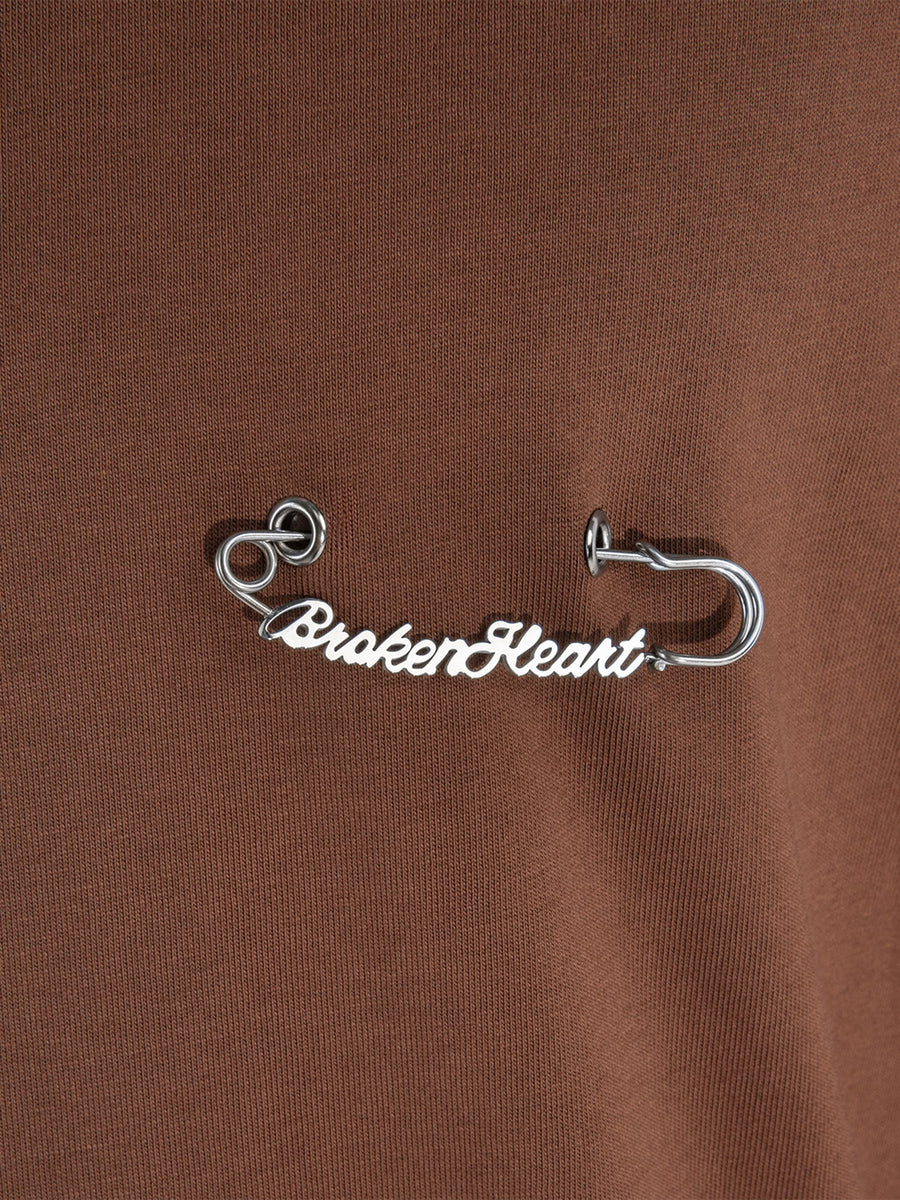 Brun T-shirt Brokenheart, detalje af sikkerhedsnålen