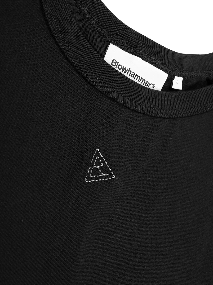 Zwart raglan T-shirt, detail van het logo