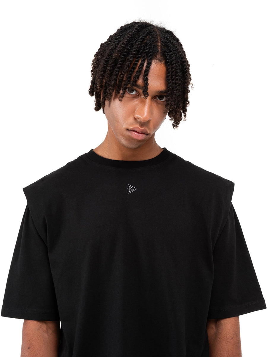Svart T-shirt Minimal SP, på modell, närbild