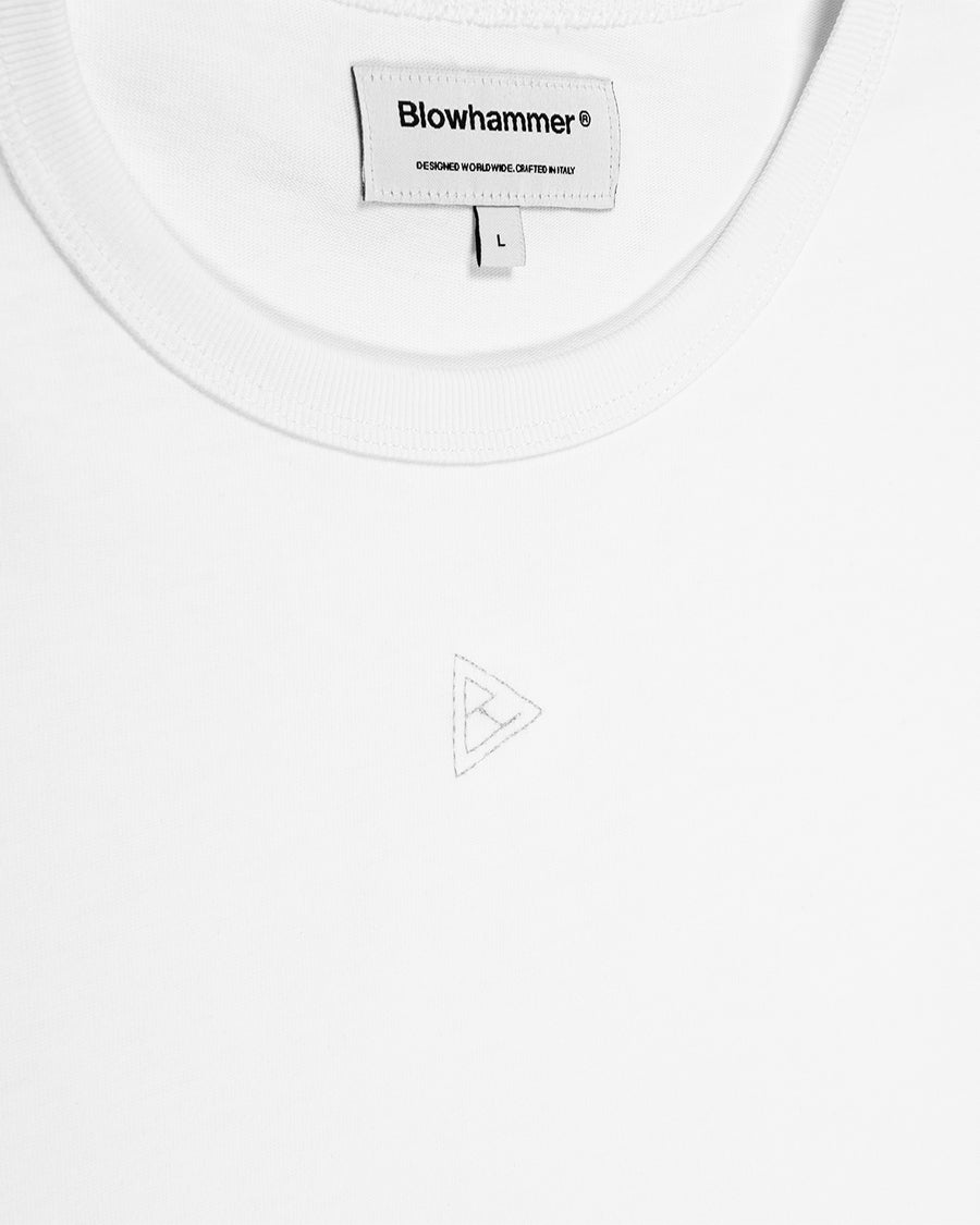 Witte longsleeve Minimal, detail van de halslijn