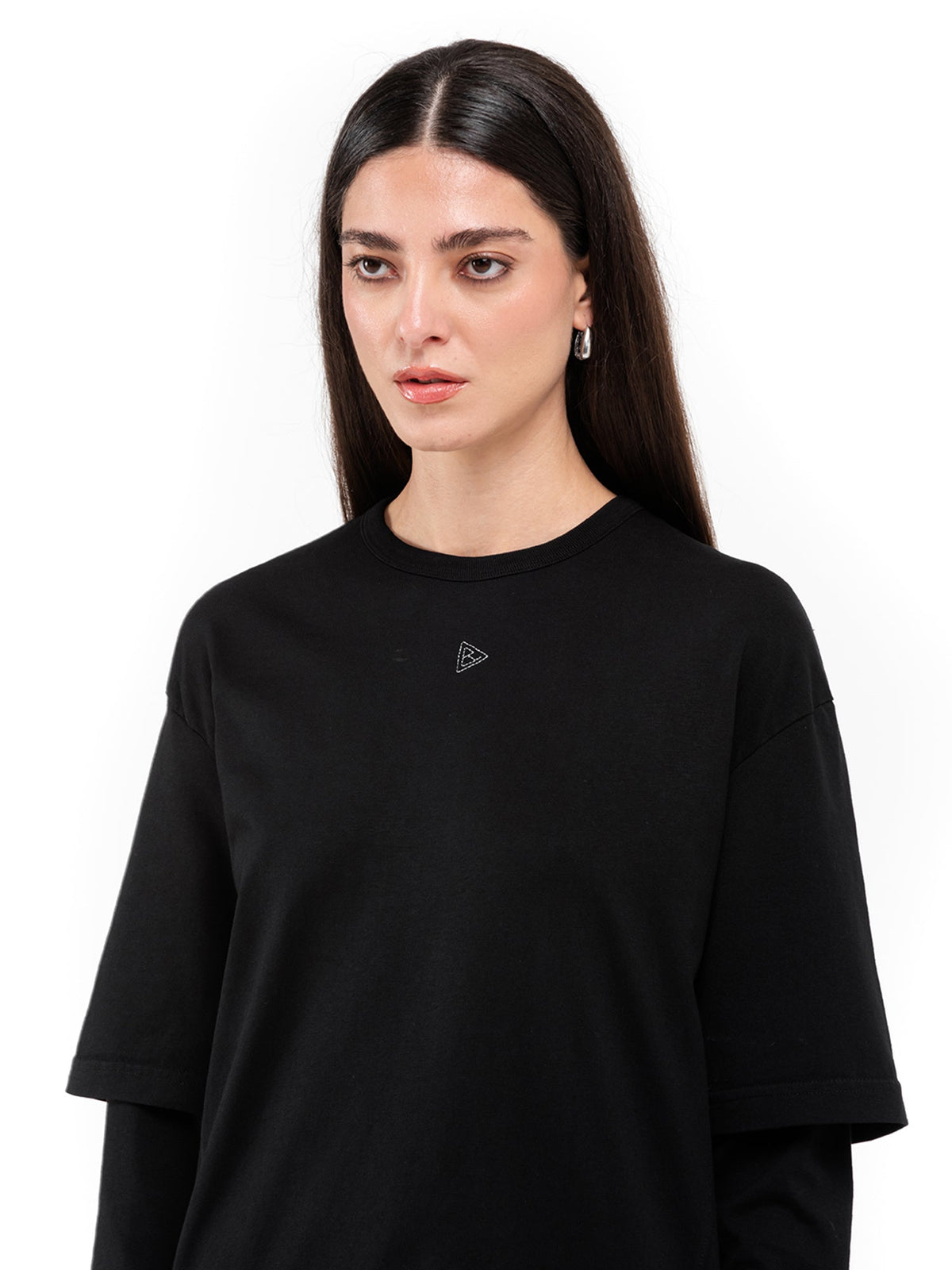 Zwarte longsleeve Minimal, op model, close-up