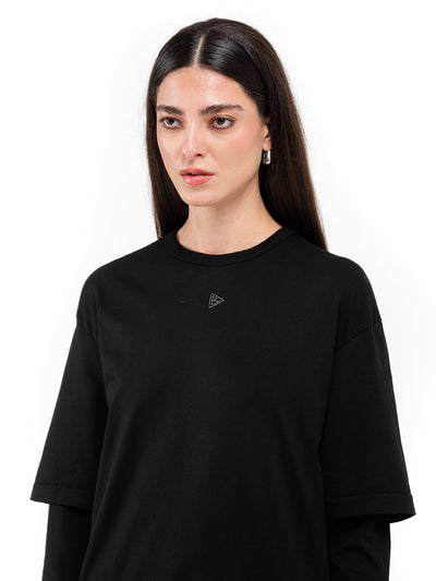 T-shirt a maniche lunghe nera Minimal, indossata, primo piano