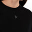 Zwarte longsleeve Minimal, detail van het logo