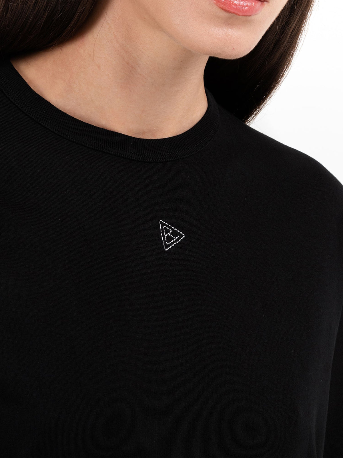 Zwarte longsleeve Minimal, detail van het logo