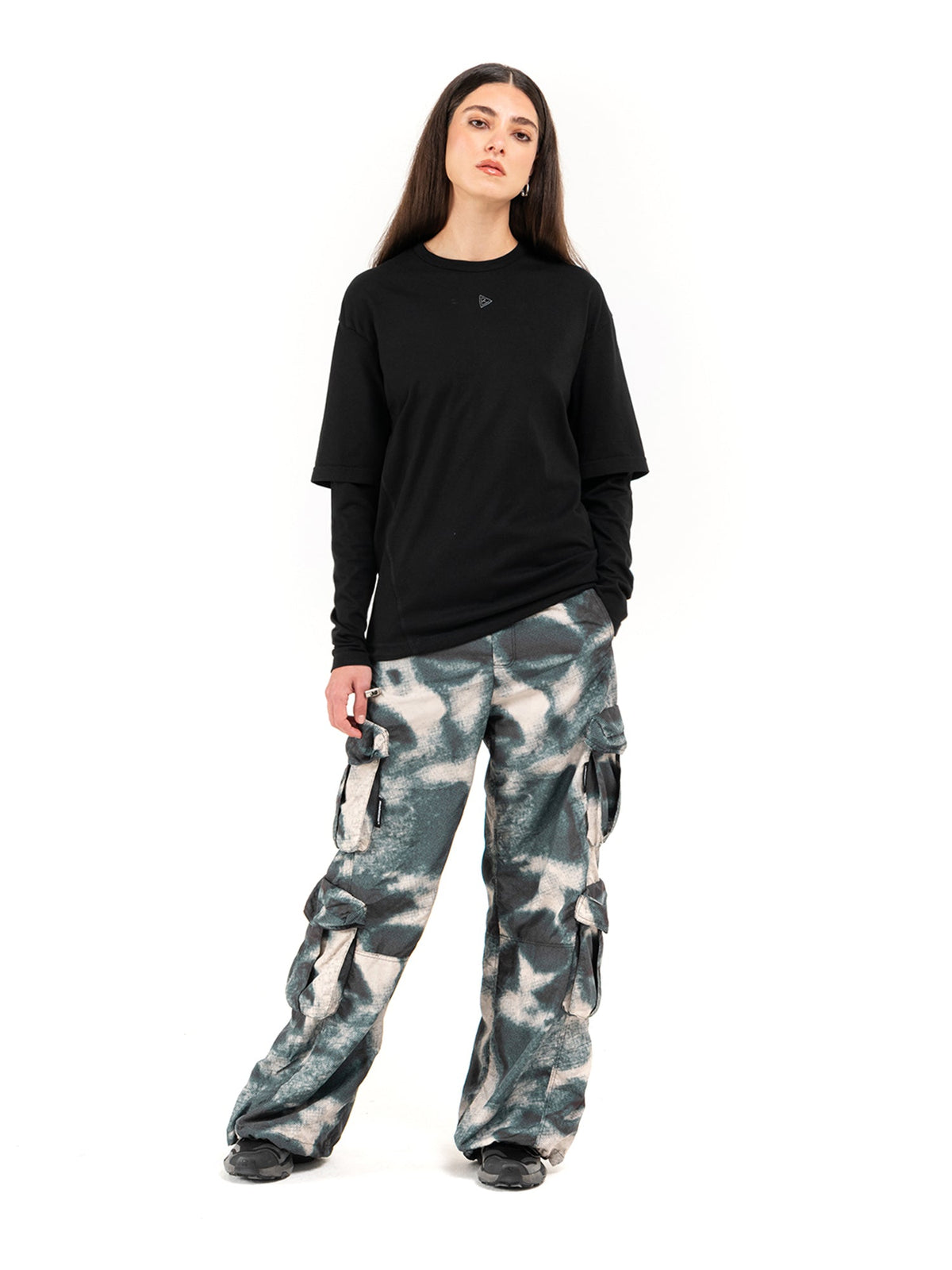 Zwarte longsleeve Minimal, op model, ten voeten uit