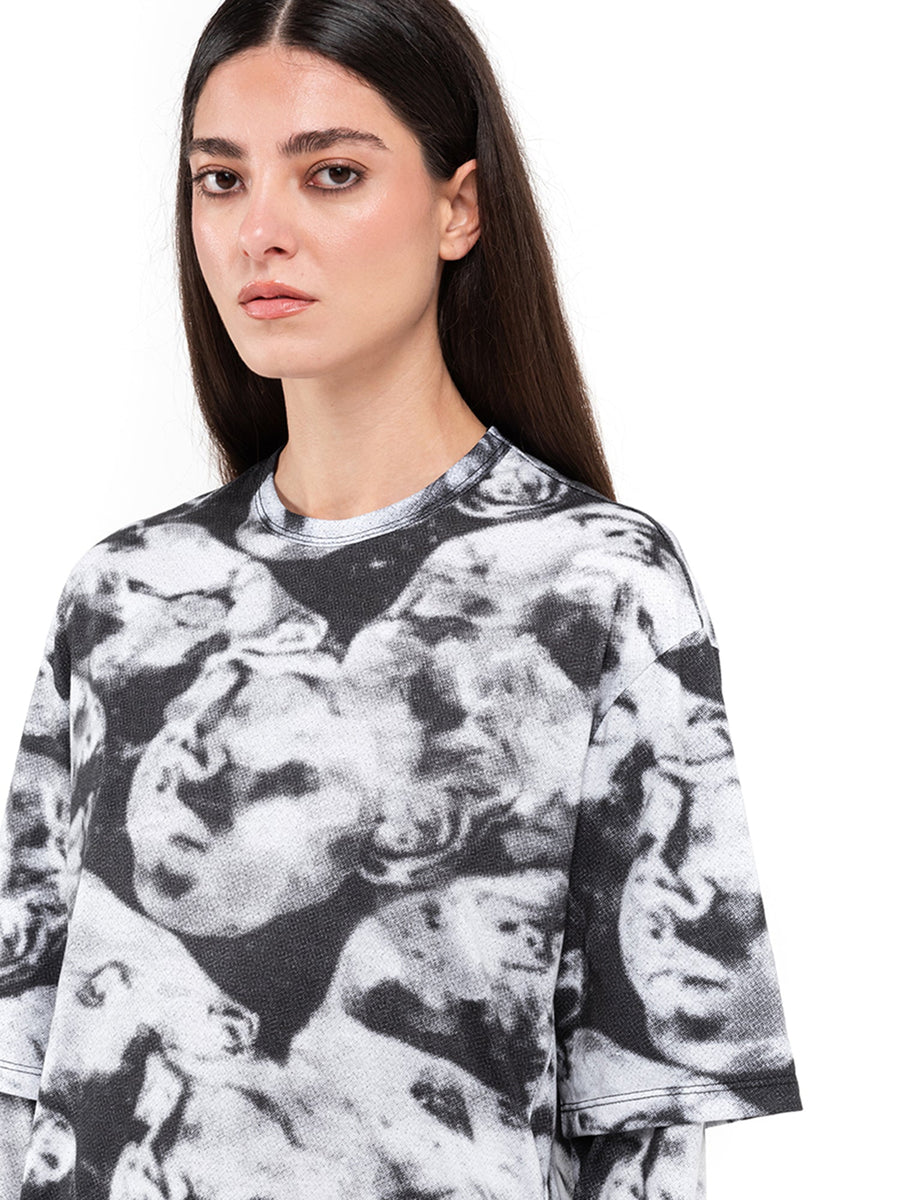 T-shirt de manga comprida preta e branca Camo Black, na modelo, grande plano