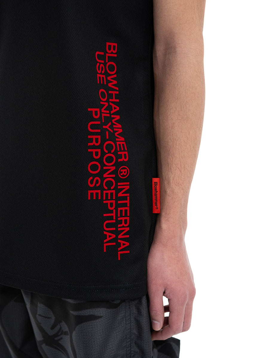 Czarny tank top Concept, zbliżenie napisu z boku