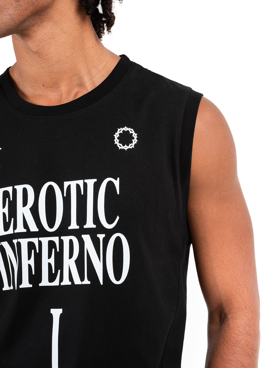 Czarny tank top Erotic Black, na modelu, zbliżenie