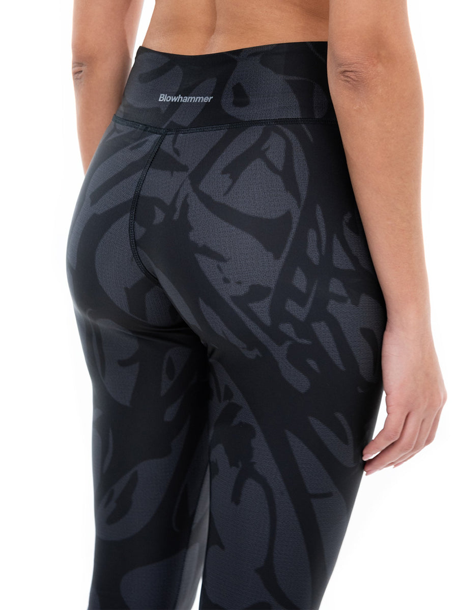 Zwarte legging Strand, op model, close-up