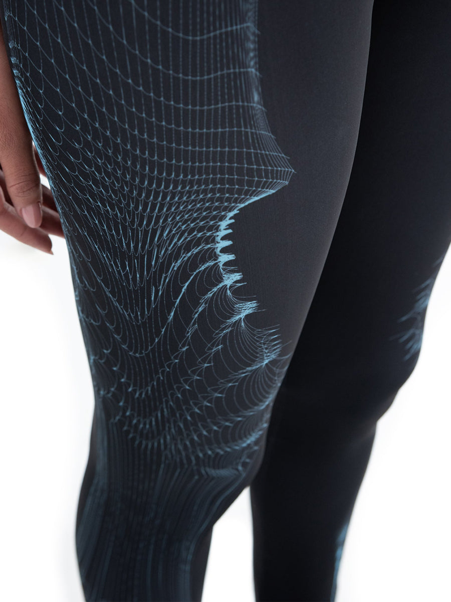 Svarta leggings UV Wired, närbild på trycket