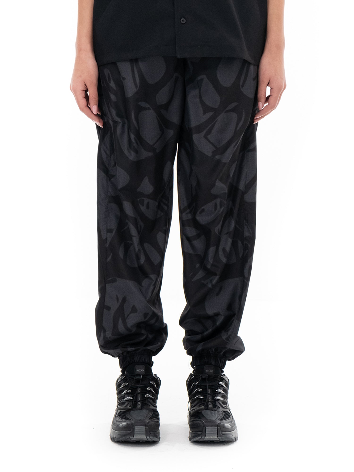 Svarta joggers Strand, på modell, framifrån