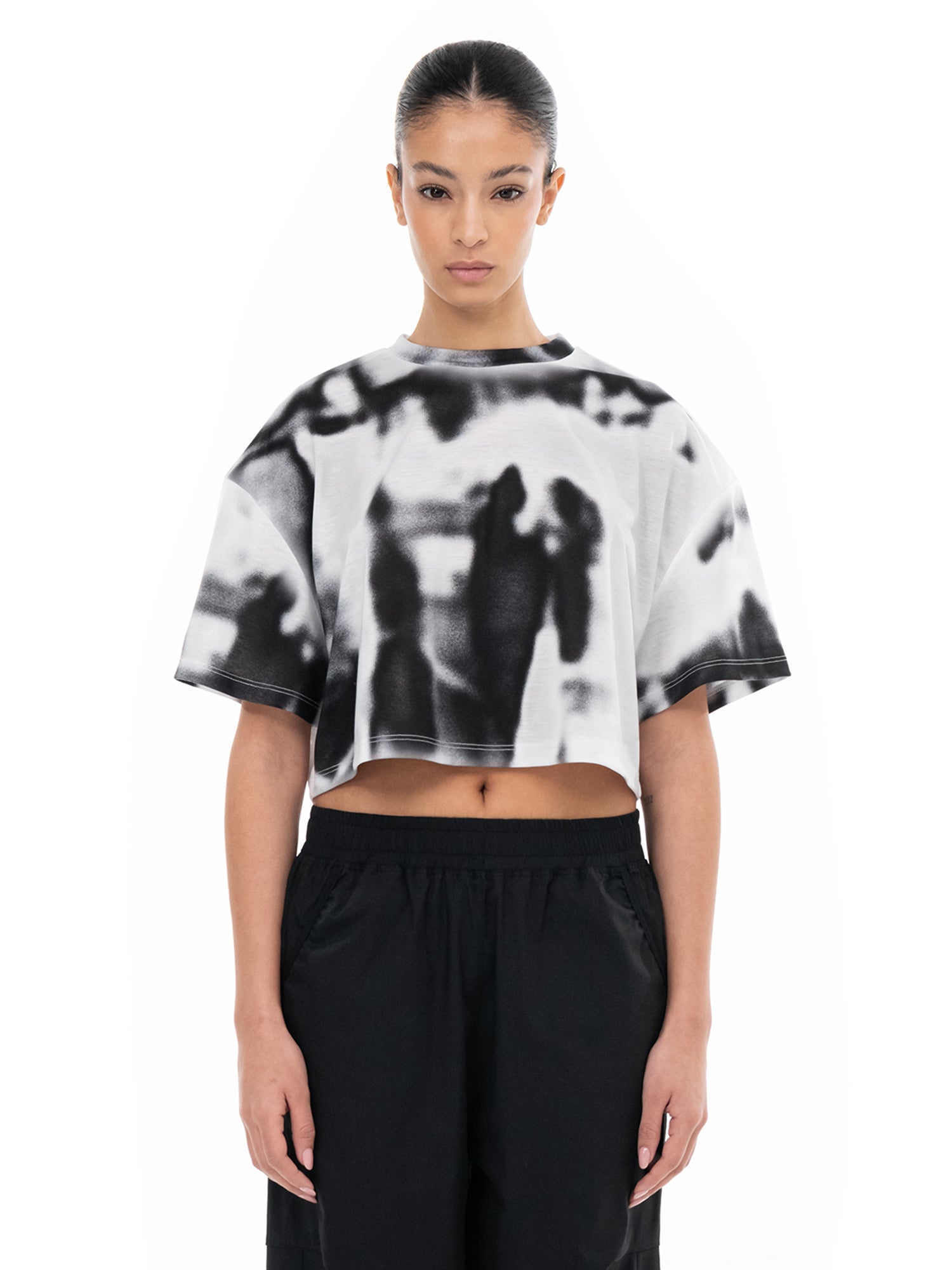 Camiseta corta blanca y negra Rift, puesta, vista frontal