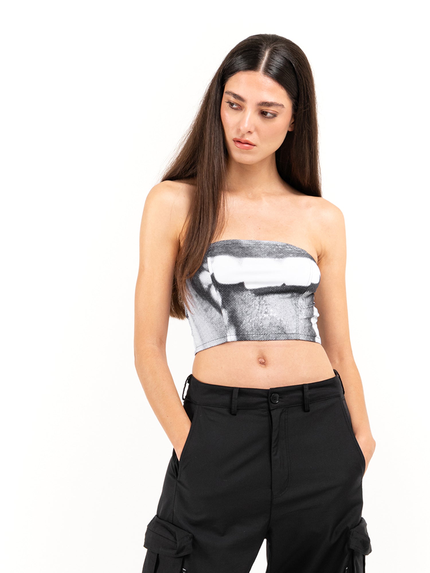 Šedo-bílý top Smile, na modelce, pohled zepředu