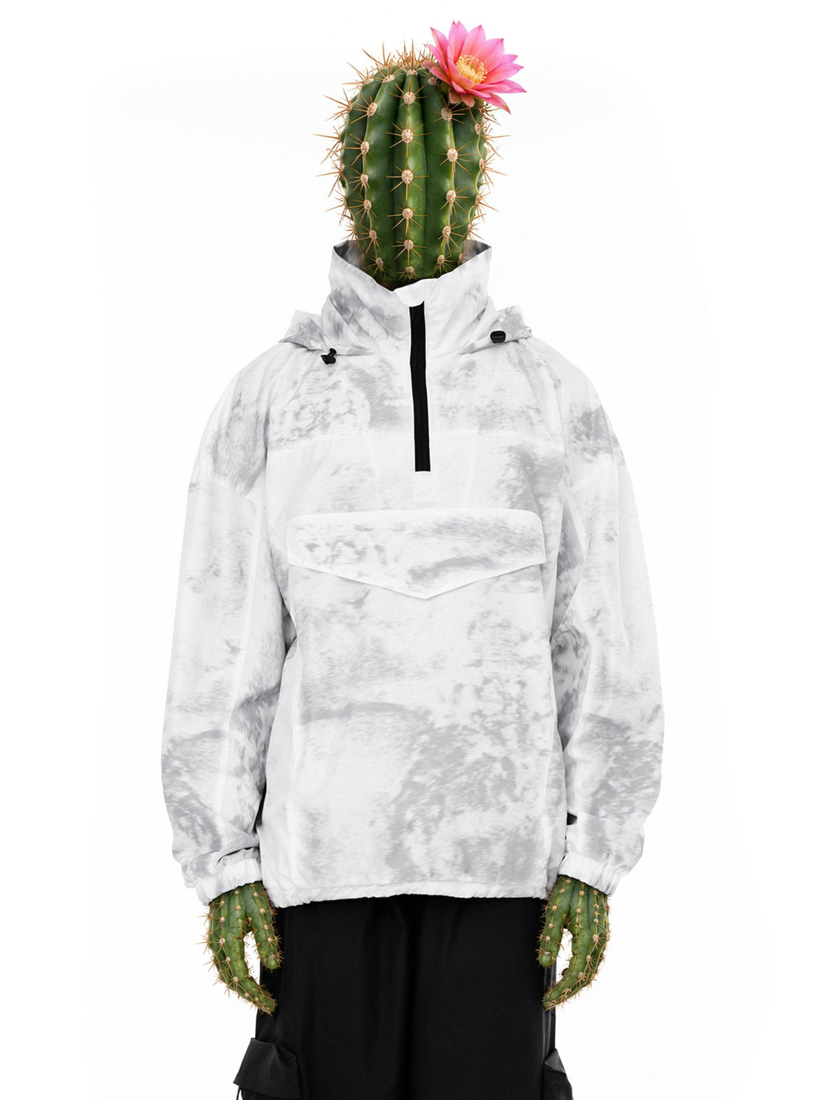 Verzonnen personage, wezen met een bloeiende cactuskop, draagt Grey Noise Anorak