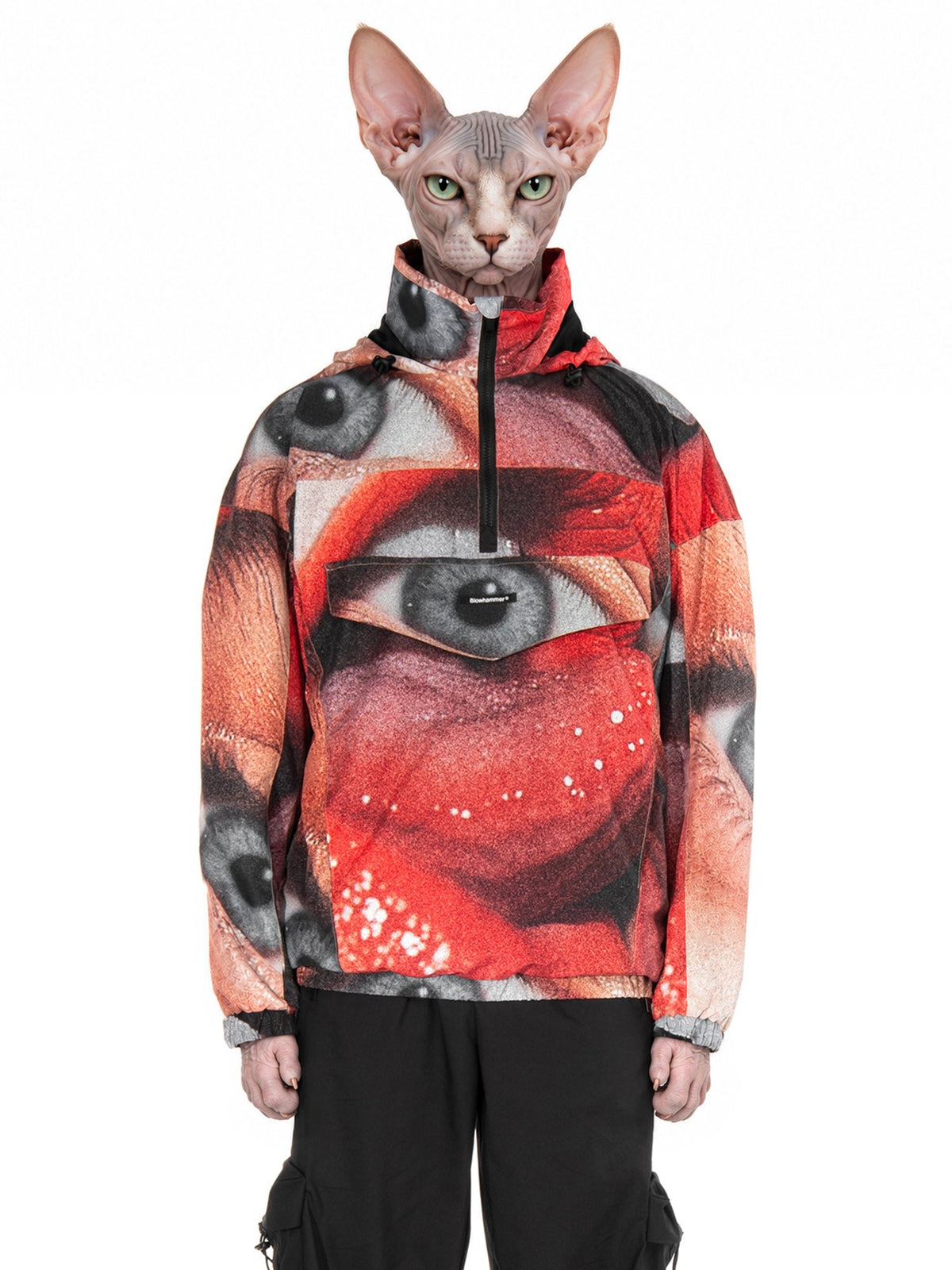 Smyšlená postava, kočka sphynx velká jako člověk, má na sobě červený anorak Love Act
