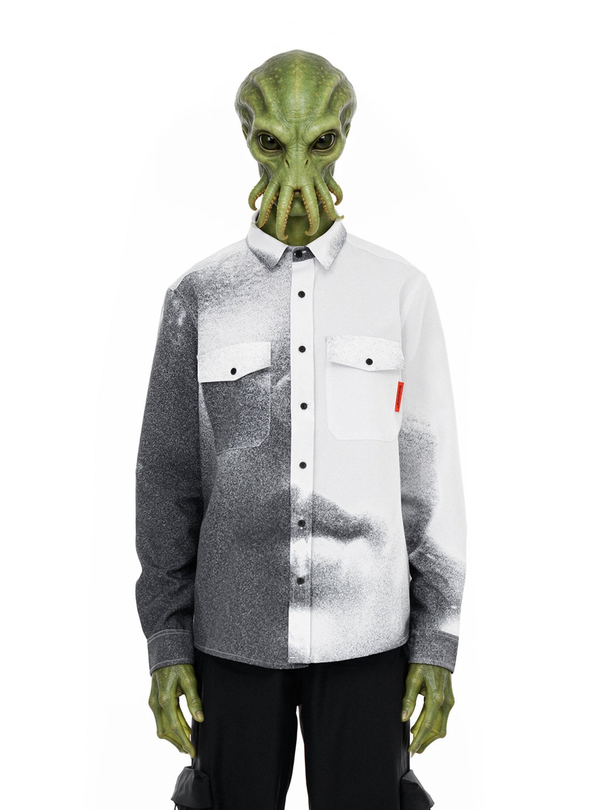 Verzonnen personage, groene alien met tentakels, draagt Mouth Overhemd met lange mouwen