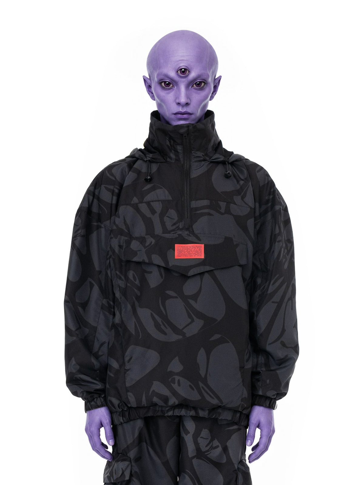 Påhittad figur, treögd utomjording, bär Strand Anorak