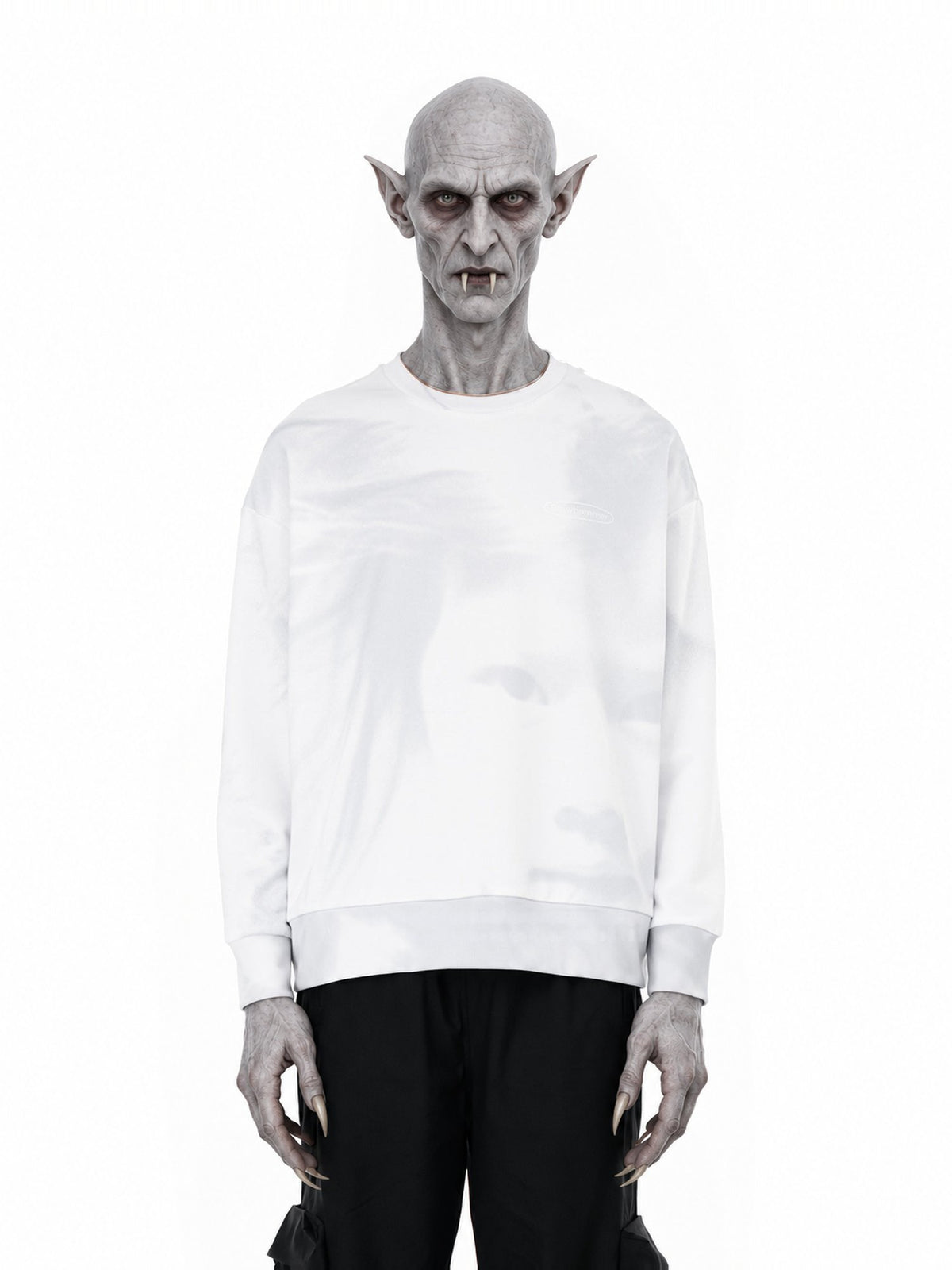 Verzonnen personage, nosferatu met grijze huid en puntoren, draagt Stream Sweater