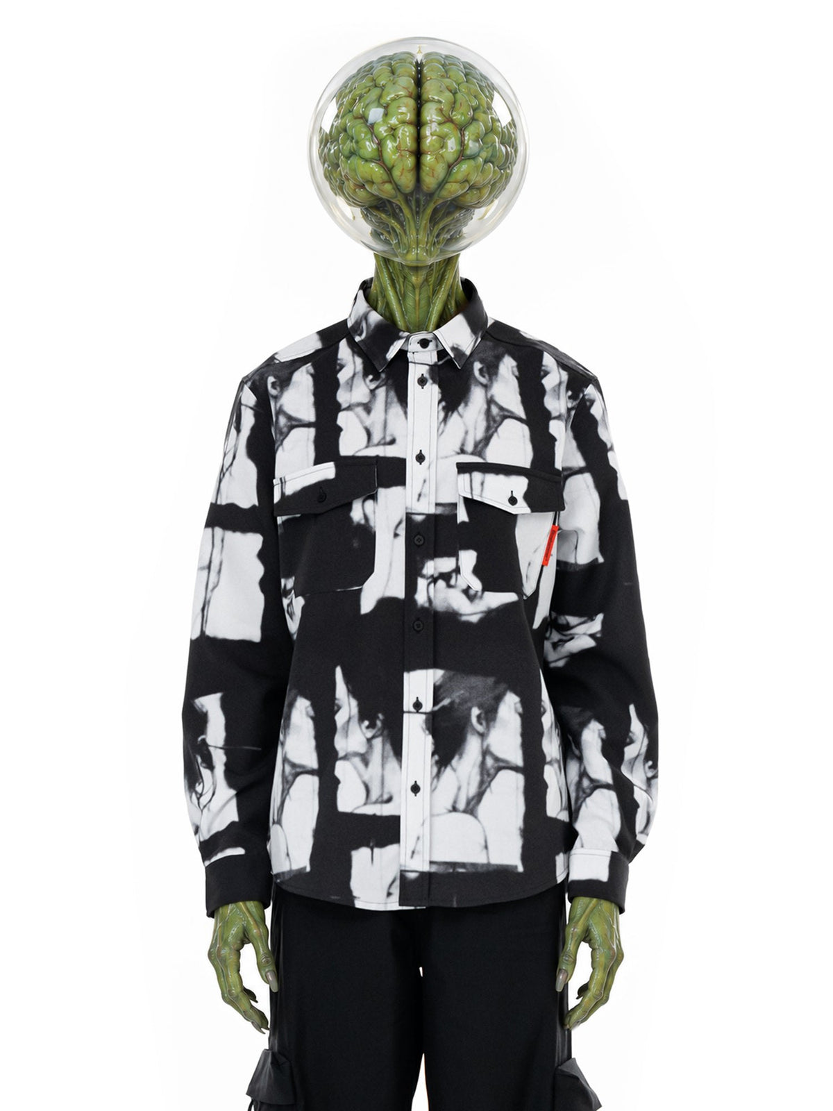Personaje inventado, marciano con cabeza de burbuja, lleva Unkiss Camisa de manga larga