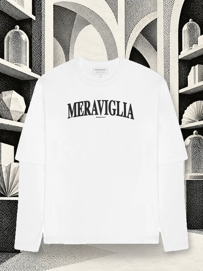 La t-shirt a maniche lunghe bianca Meraviglia in una galleria di archi e scaffali di carta bianca e nera, con campane di vetro fatte di carta.