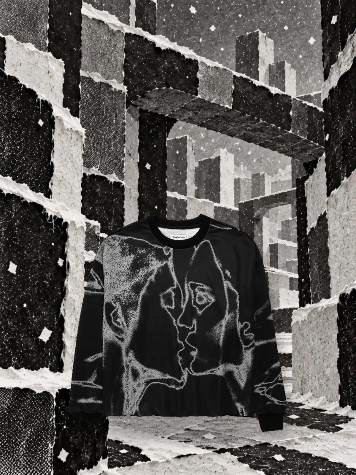 La sudadera negra de cuello redondo Unkiss, con los dos perfiles de líneas blancas, entre bloques de papel rasgado blanco y negro bajo la nieve.